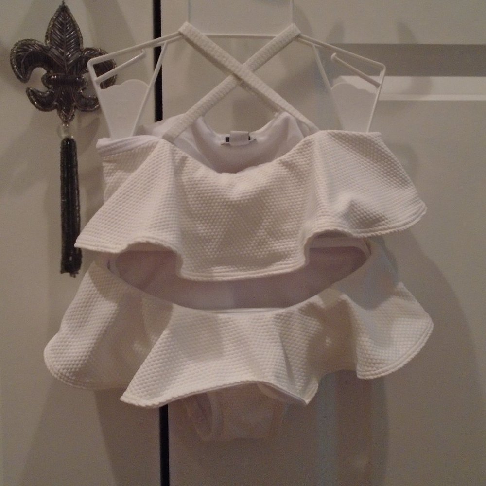 *EUC* all white 2pc ruffled suit CUTE!!!!!